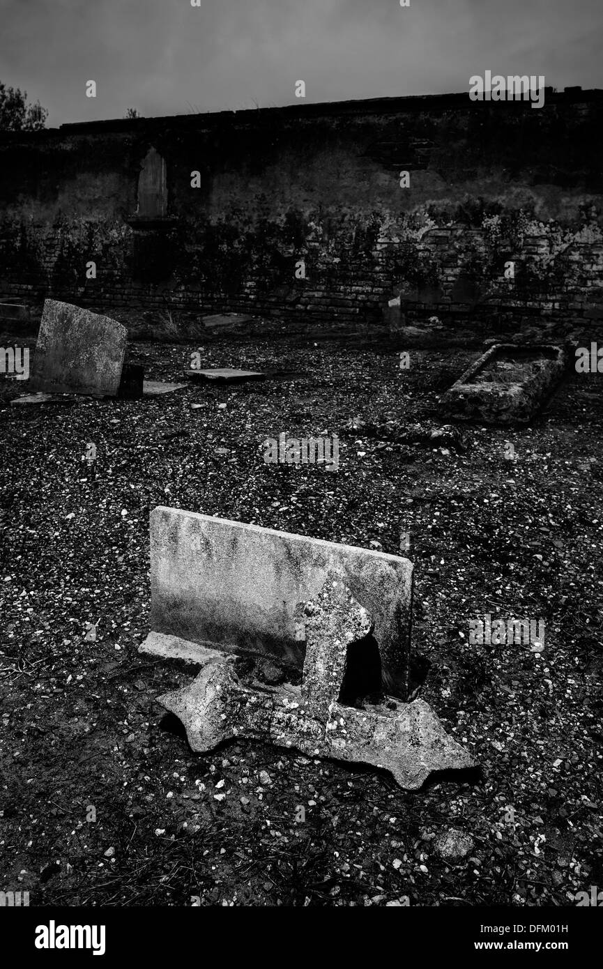 Italia. abandonado cementerio tumbas rotas. Foto de stock