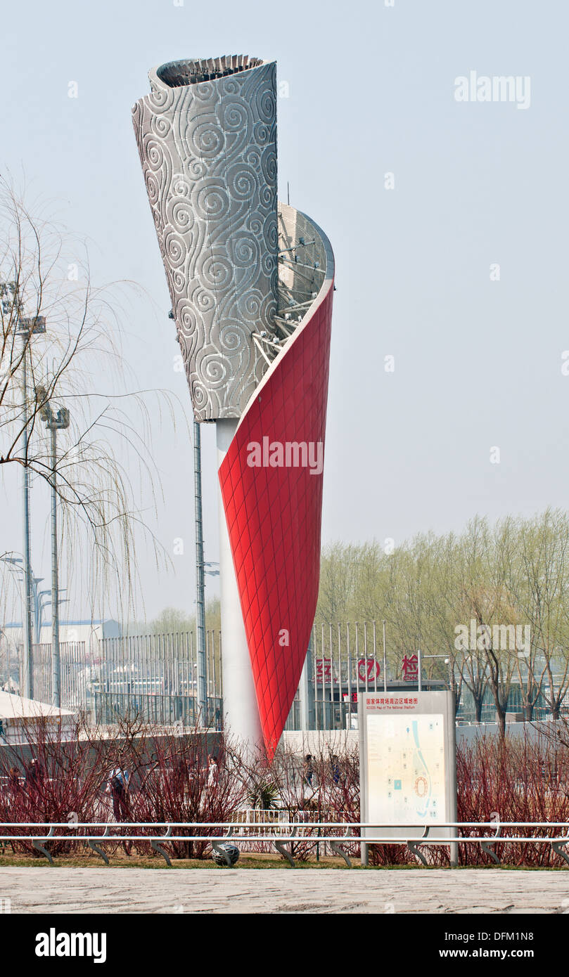 Antorcha Olímpica estatua en Olympic verde en el distrito de Chaoyang, Beijing, China construir para los Juegos Olímpicos de Verano 2008 Foto de stock