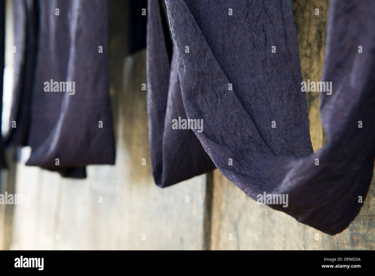 Grupo Minoritario de Hmong negro hecha a mano ropa de cáñamo, Sa Pa, Vietnam Foto de stock