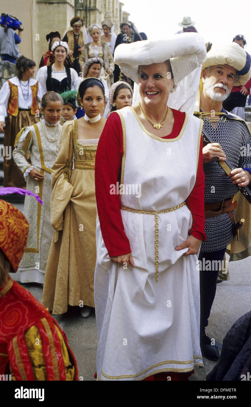 Mujer vestido de traje medieval en la coronación de la reina Isabel I de  Castilla. Edad media festival en Segovia, España Fotografía de stock - Alamy