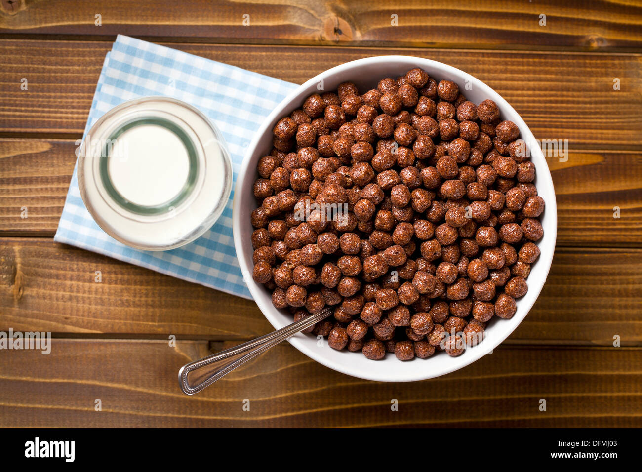 Vista superior de chocolate en un tazón de cereales y leche en la jarra Foto de stock