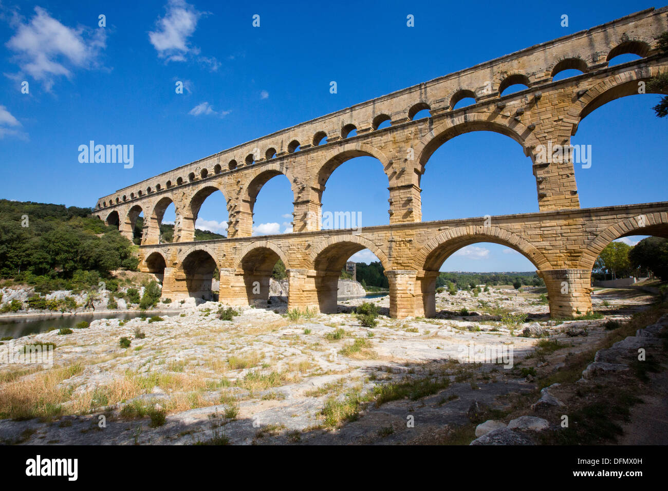 Le Pont du Gard en el Gardon cerca Remoulins, acueducto de Nimes Gard France 138658 Pont du Gard Foto de stock