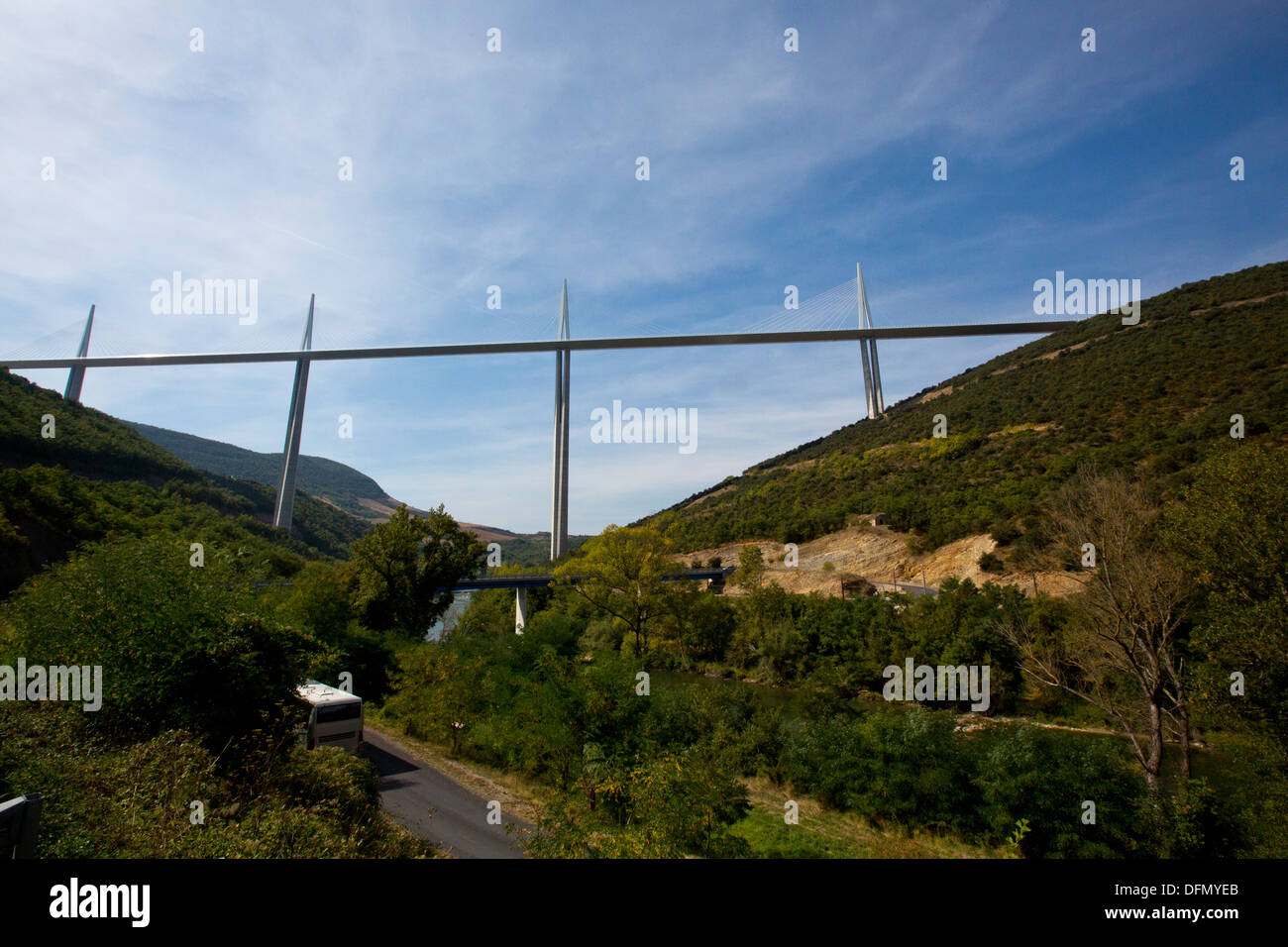 Viaducto de Millau, pilones encima sinuoso camino sobre el río Tarn en el sur de Francia. 138738 viaducto Millau Foto de stock