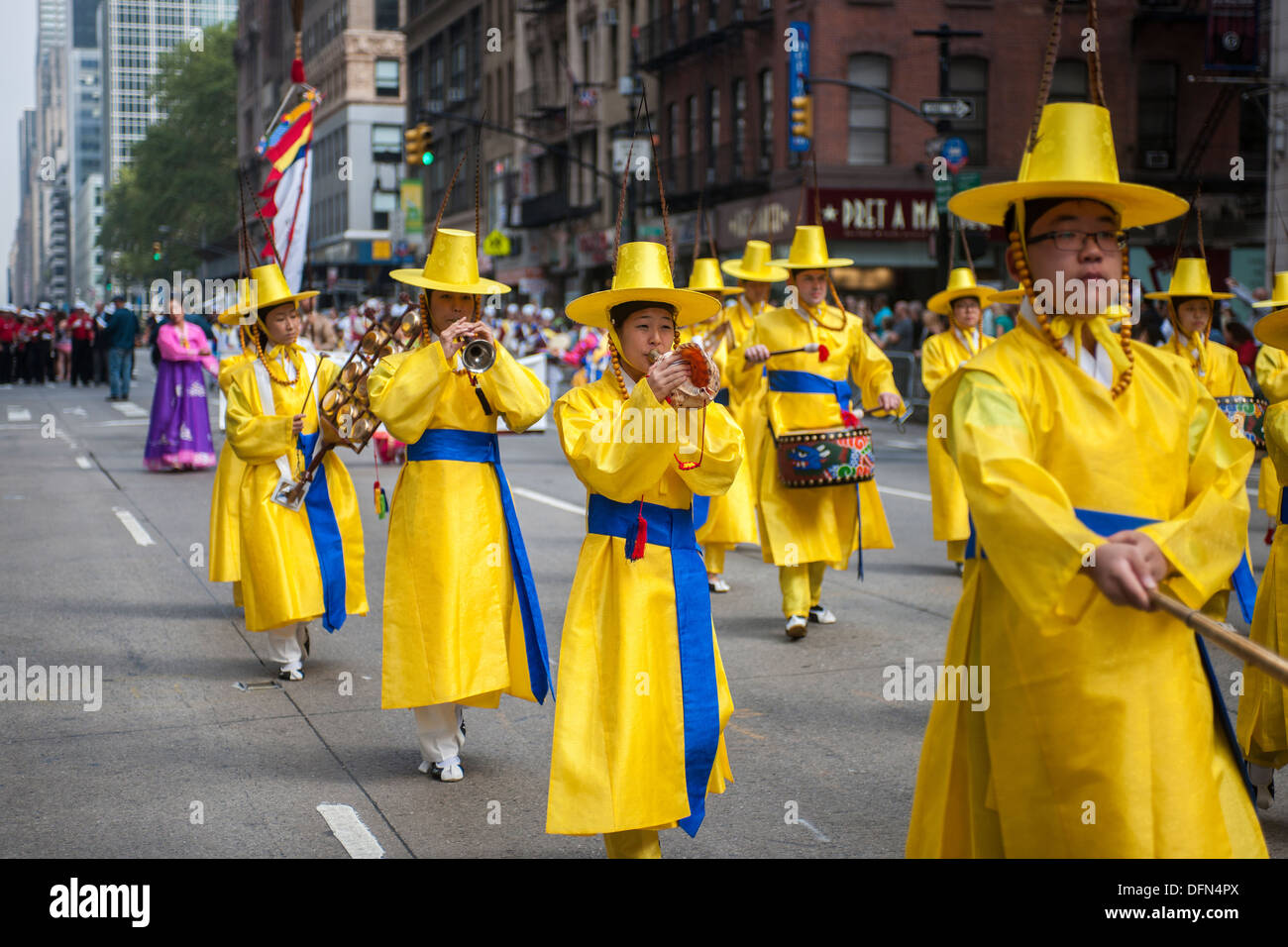 Banda tradicional coreano desciende por la Sexta Avenida en Nueva York en el Desfile de Corea Foto de stock