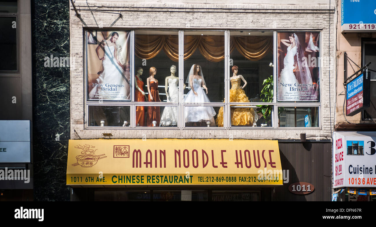 Mostrar maniquíes vestidos de novia en el escaparate de una tienda en Nueva  York Fotografía de stock - Alamy