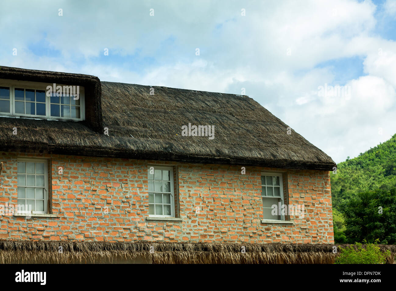Casa de campo con un cielo azul Foto de stock