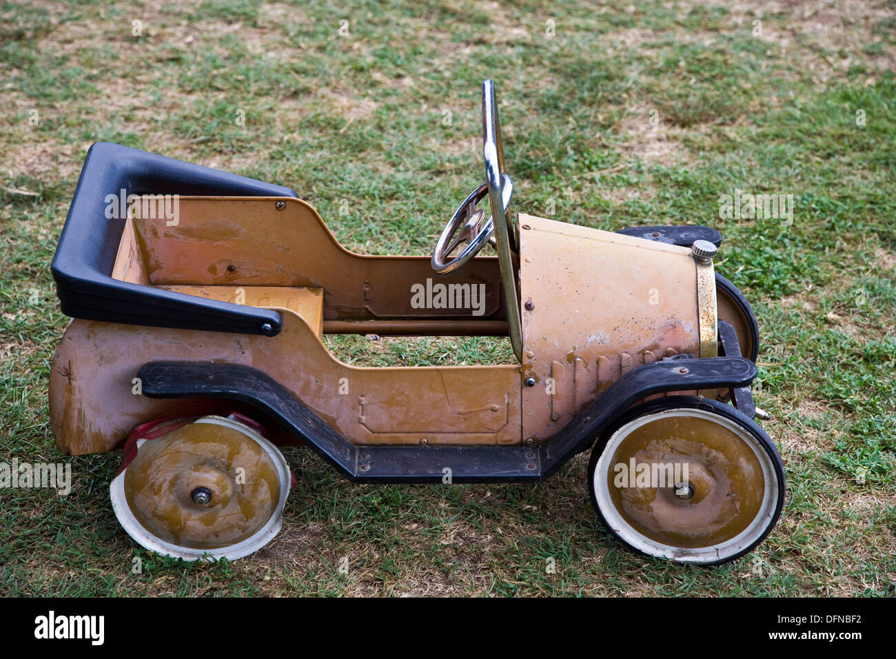 Juguetes antiguos coches de pedales Fotografía de stock - Alamy