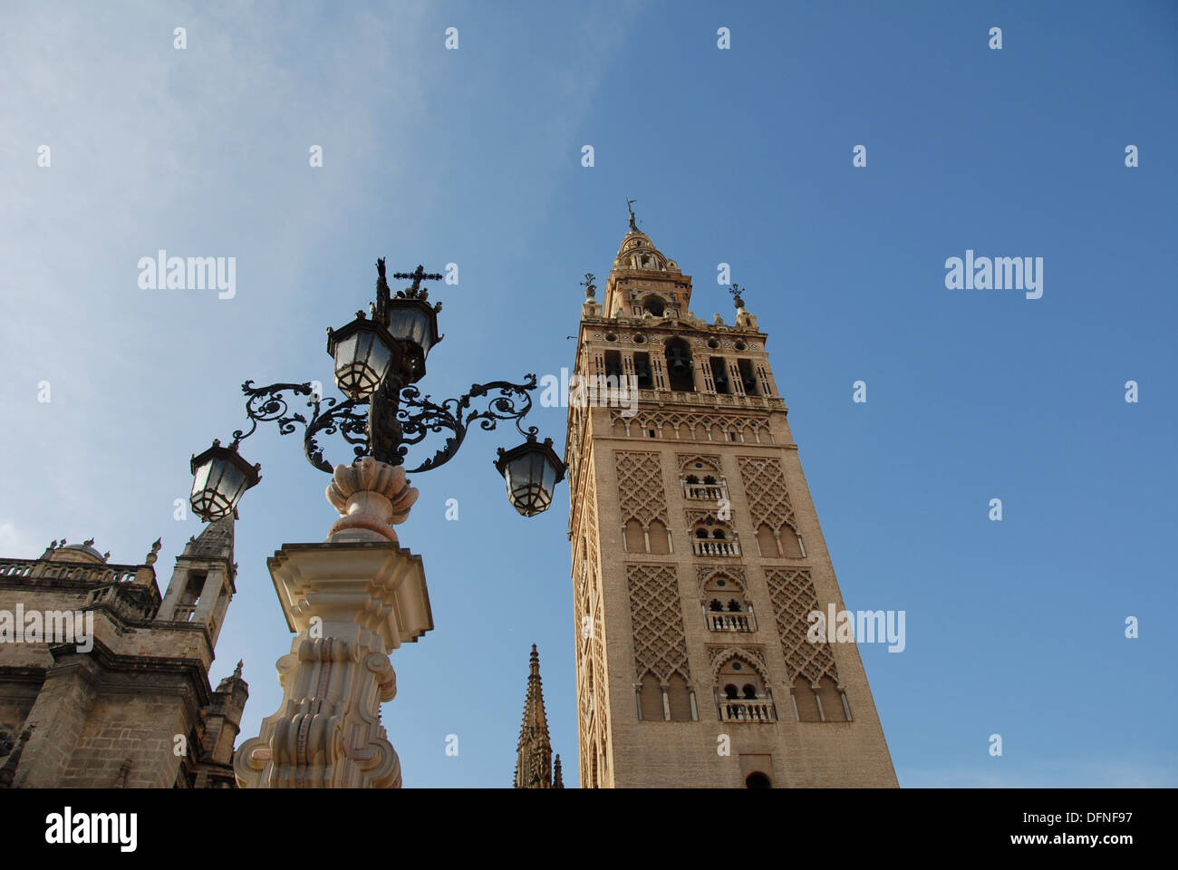 La Catedral, la Giralda y los cinco lámparas de araña la 'fuente', que se  añadió a la Plaza Virgen de los Reyes en Fotografía de stock - Alamy