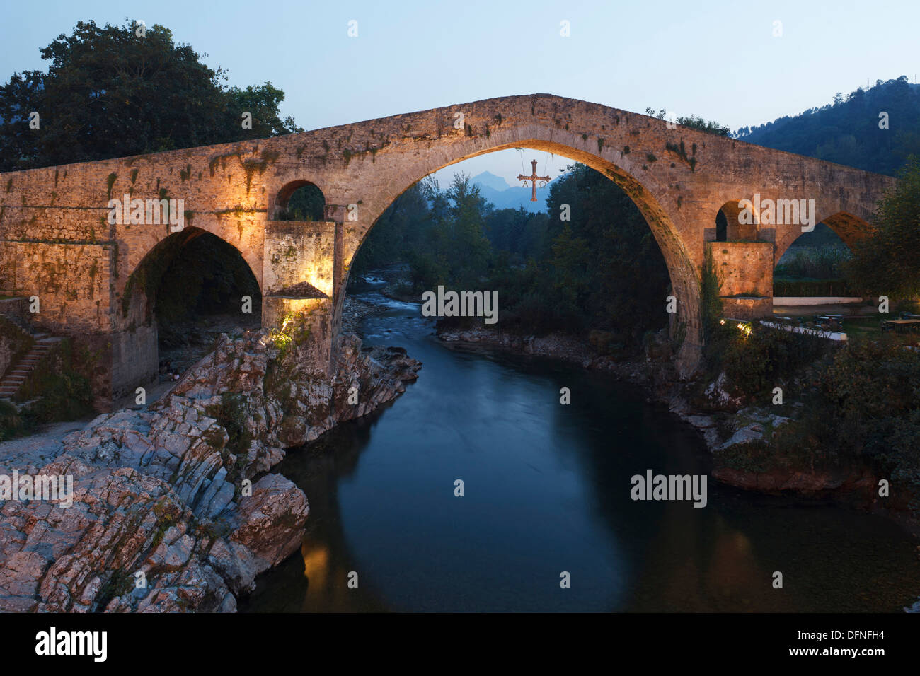 Puente Romano, puente románico, rio Sella, río, Cangas de Onis, provincia de Asturias, Principado de Asturias, en el norte de SP Foto de stock