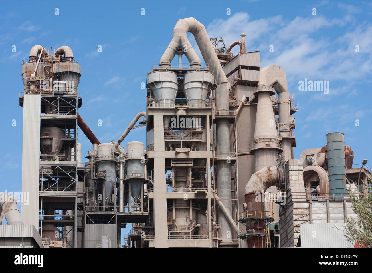 Fabrica de cemento fotografías e imágenes de alta resolución - Alamy