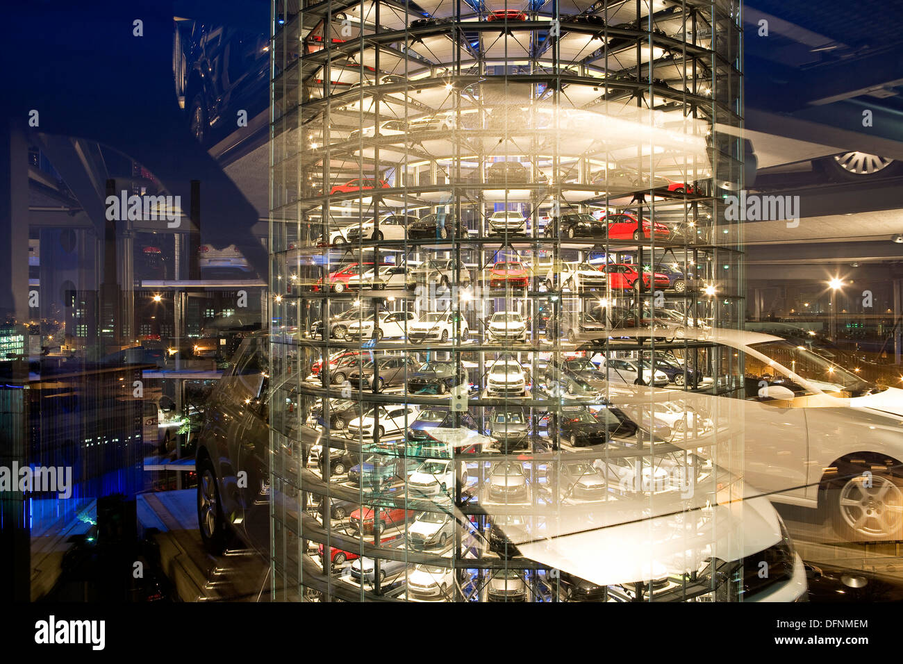 La reflexión de los coches, CarTowers, Autostadt, Wolfsburgo, Baja Sajonia, Alemania, Europa Foto de stock