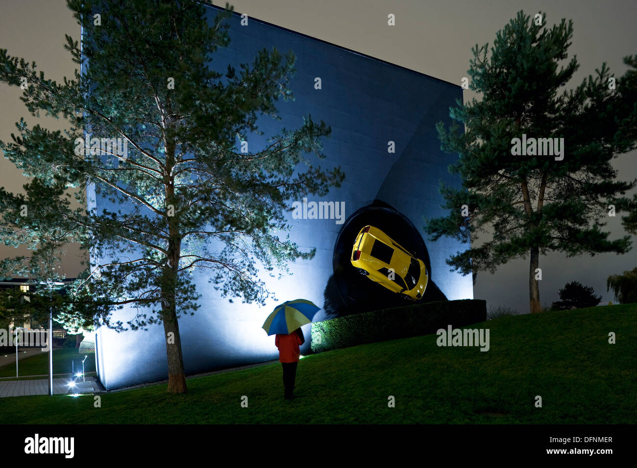 Lamborghini Pavilion en la noche, la Autostadt, Wolfsburgo, Baja Sajonia, Alemania, Europa Foto de stock