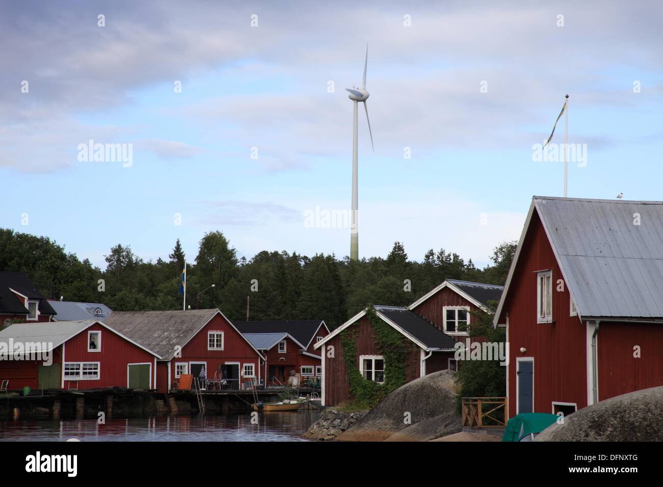 Las pequeñas turbinas de viento proporcionan energía al puerto pesquero Skeppsmalen en la Costa Alta en Suecia. Foto de stock