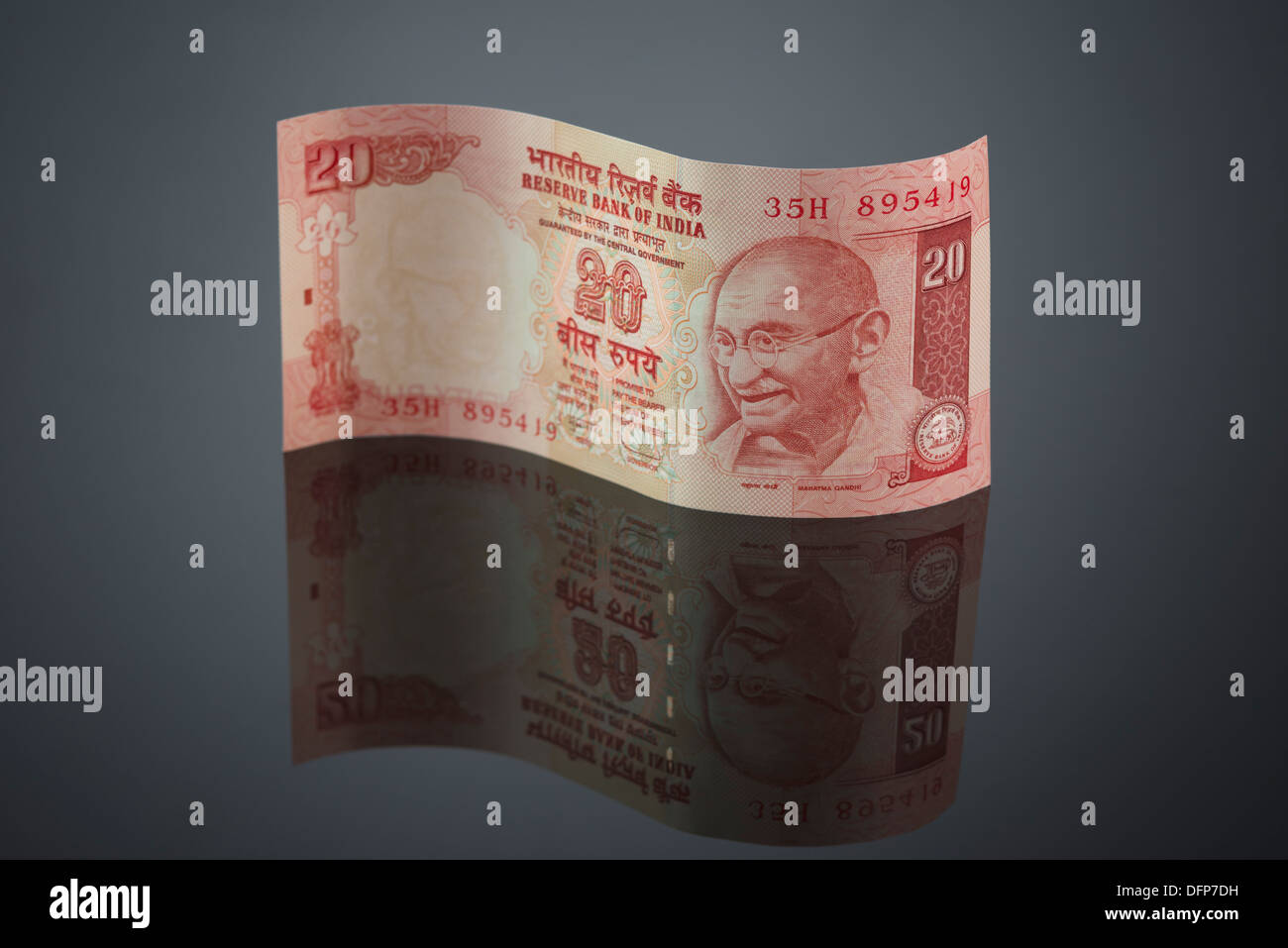 Cerca de veinte billetes rupia india Foto de stock