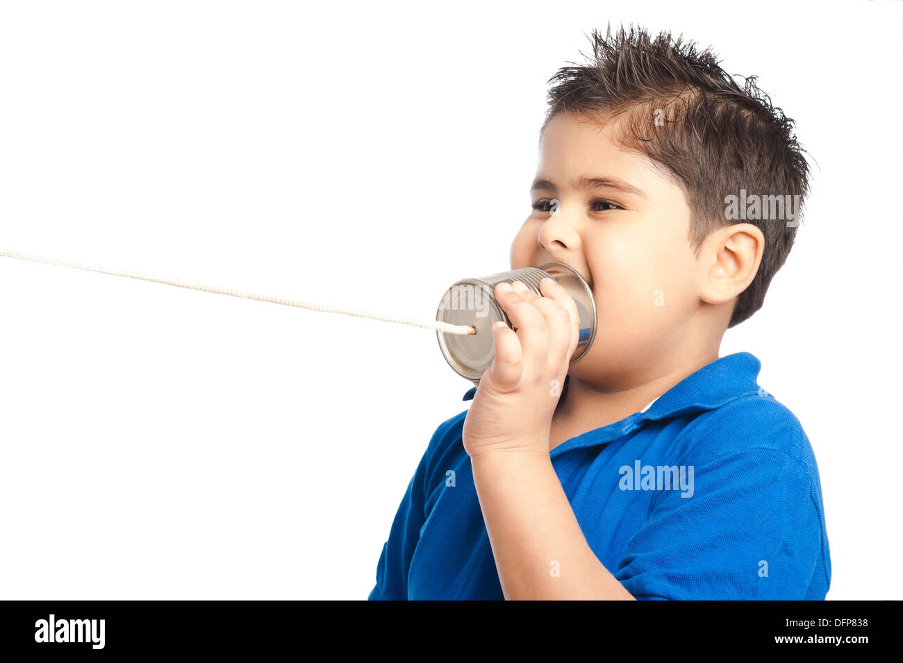 Close-up de un niño llamando a un teléfono de latas Foto de stock