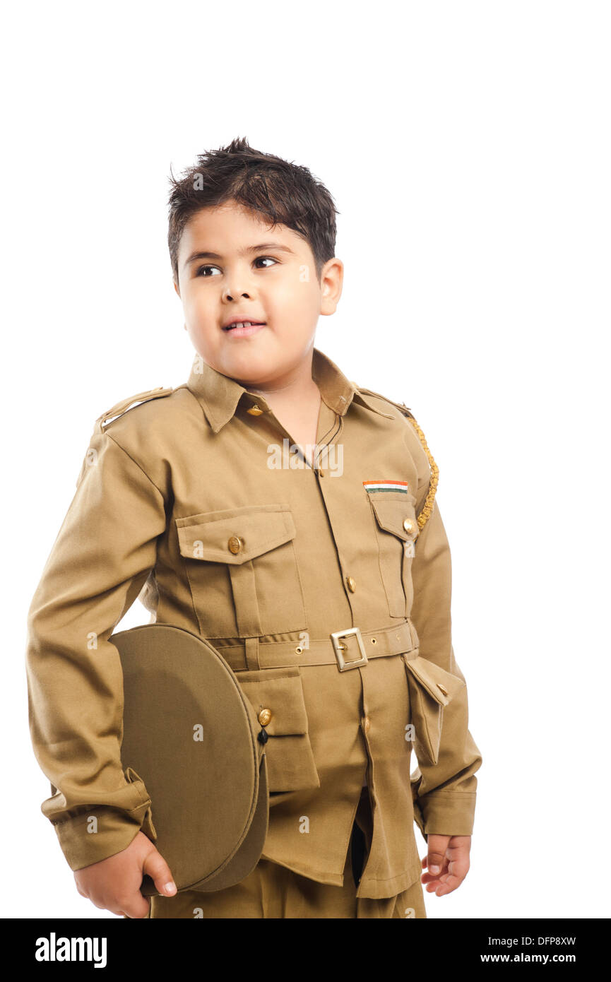 Close-up de un niño vestido de uniforme de policía Foto de stock