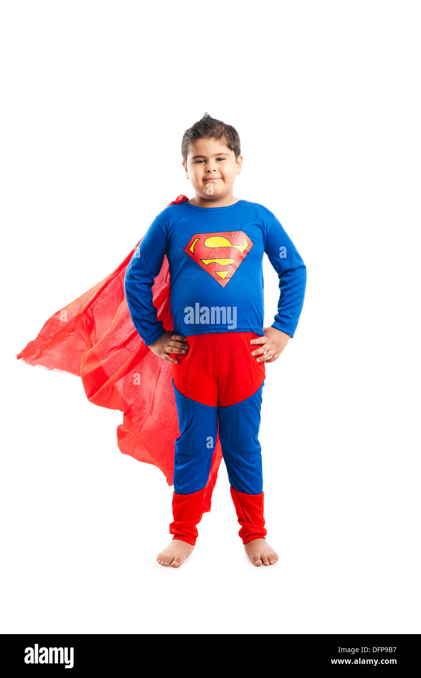 Niño vestido como un Superman de pie con sus brazos sueltos Fotografía de  stock - Alamy