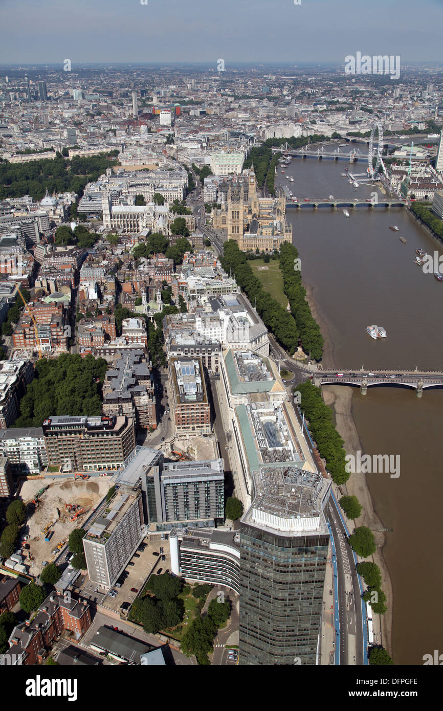 Vista aérea de la Millbank Tower, Millbank, Las Casas del Parlamento y el Río Támesis en Londres Foto de stock