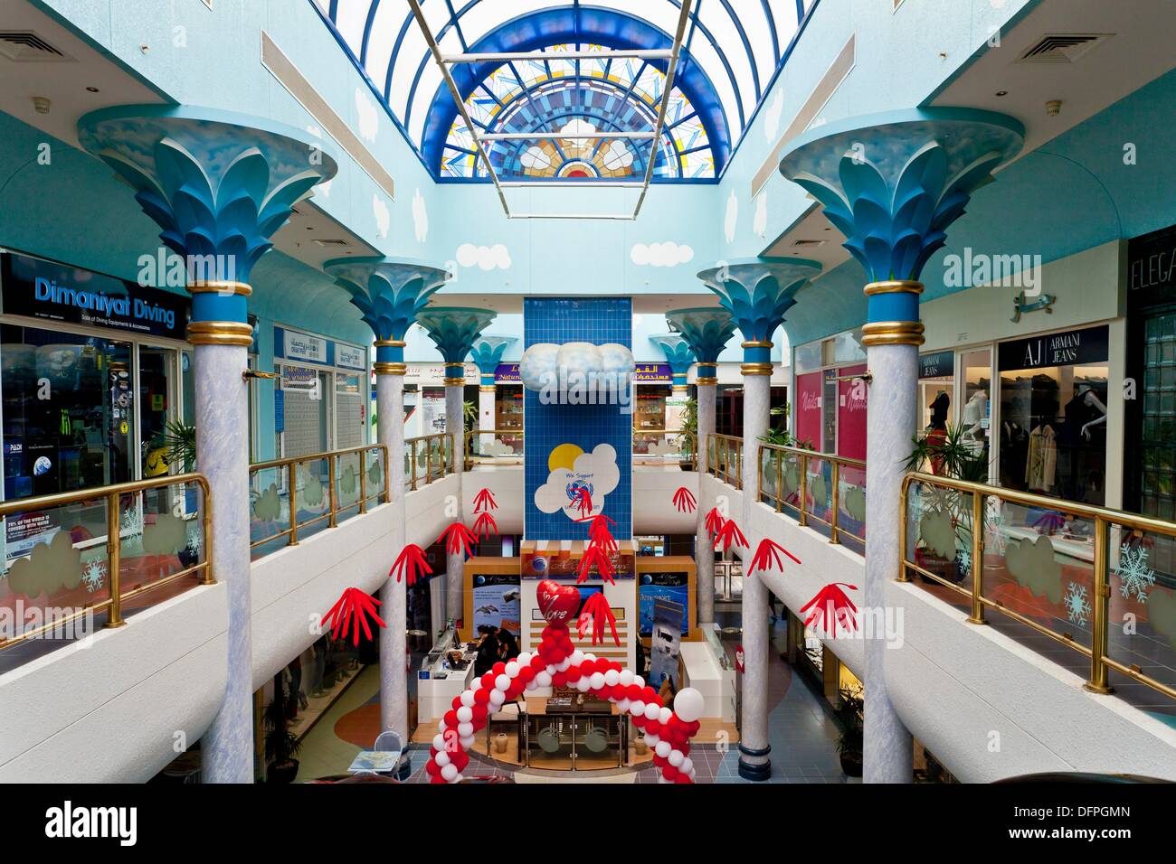 Oman muscat shopping mall fotografías e imágenes de alta resolución - Alamy