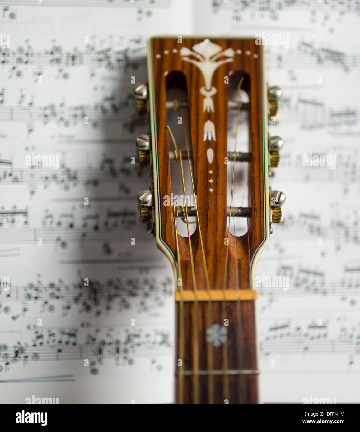 Guitarra acústica cabezote y Partituras Fotografía de stock - Alamy