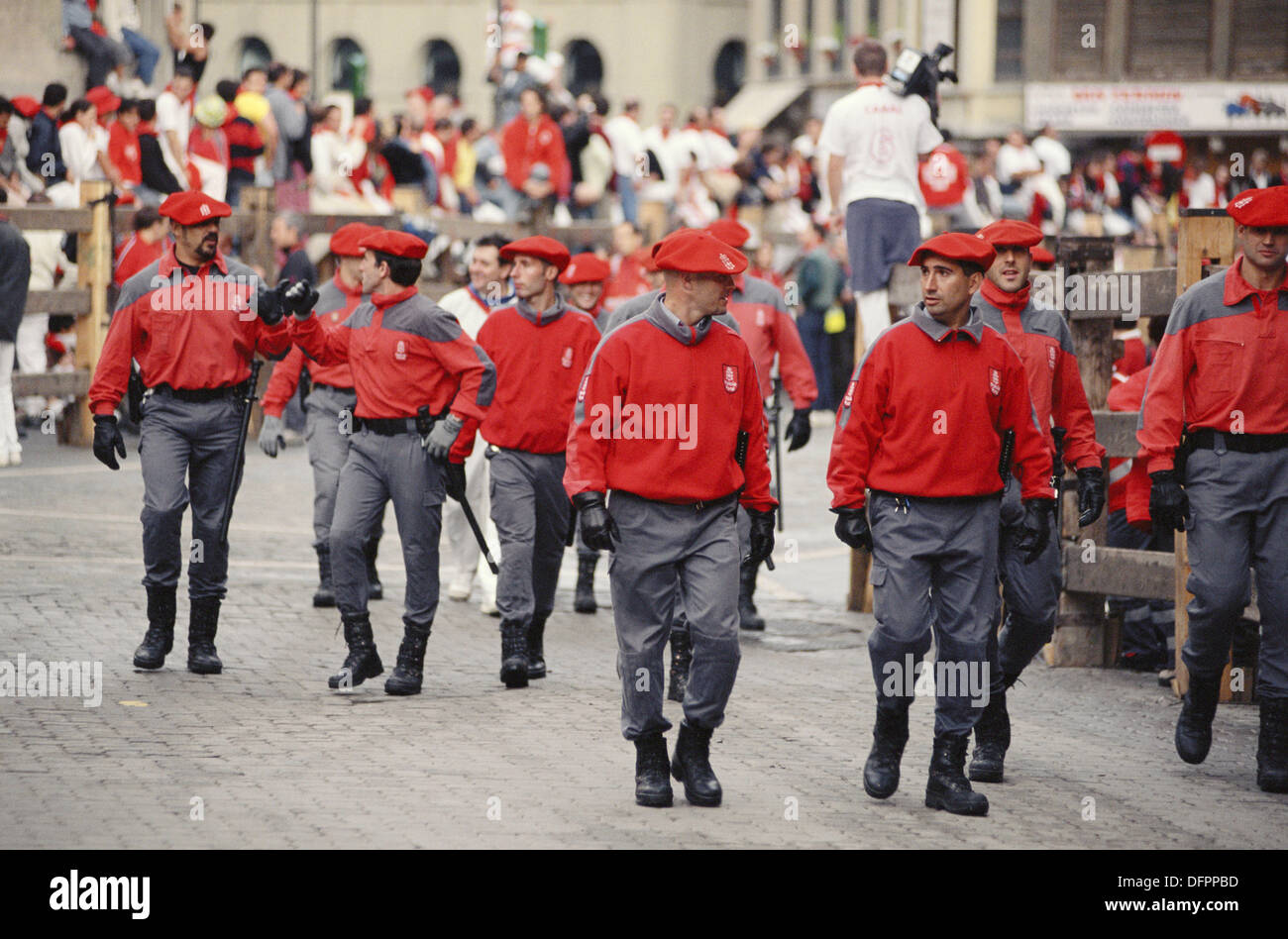 Policia Foral (policía local) durante San Fermín. Pamplona. Navarra, España  Fotografía de stock - Alamy