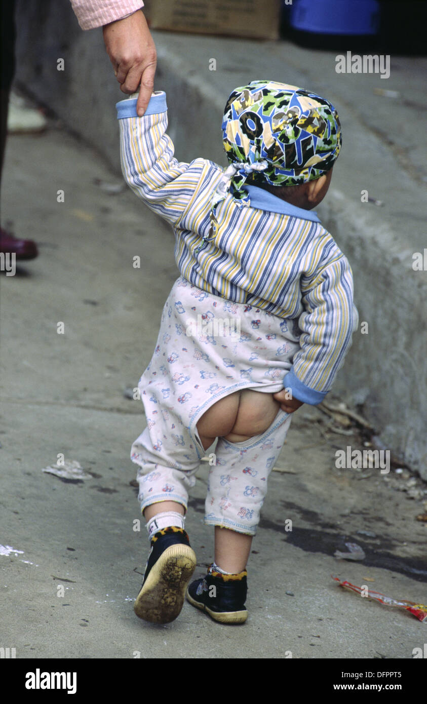 Niño chino con colgajo posterior en pantalones, Xishuangbanna, Yunnan, China Foto de stock