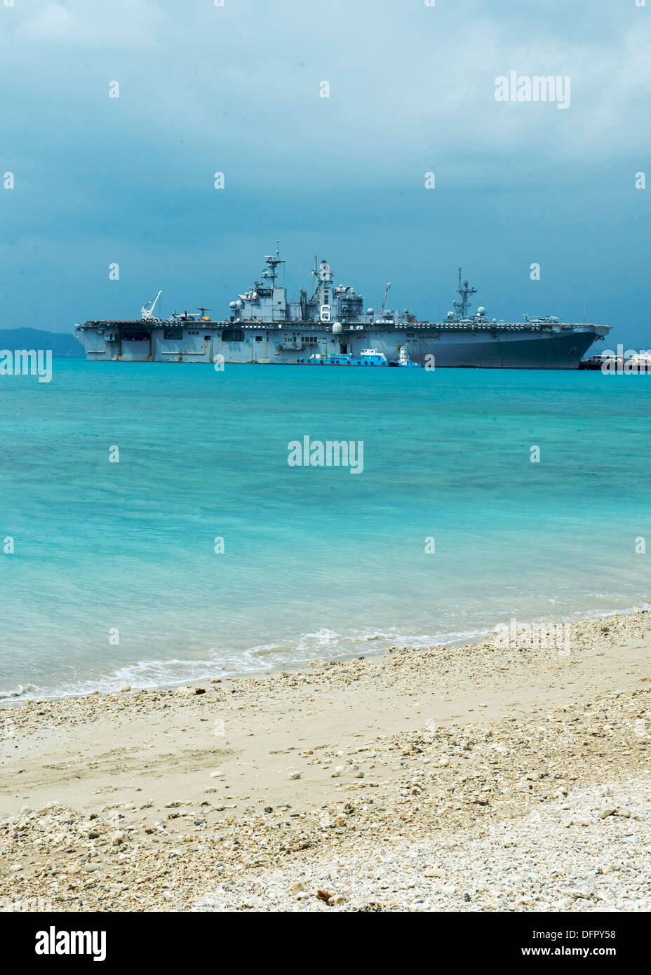 Buque de asalto anfibio USS Bonhomme Richard (LHD 6) está amarrado en la playa de arena blanca de Okinawa, durante una visita a Puerto programada. Bonhomme Richard es el buque insignia de la Bonhomme Richard Amphibious Ready Group y actualmente está realizando las operaciones de rutina en los EE.UU. Foto de stock