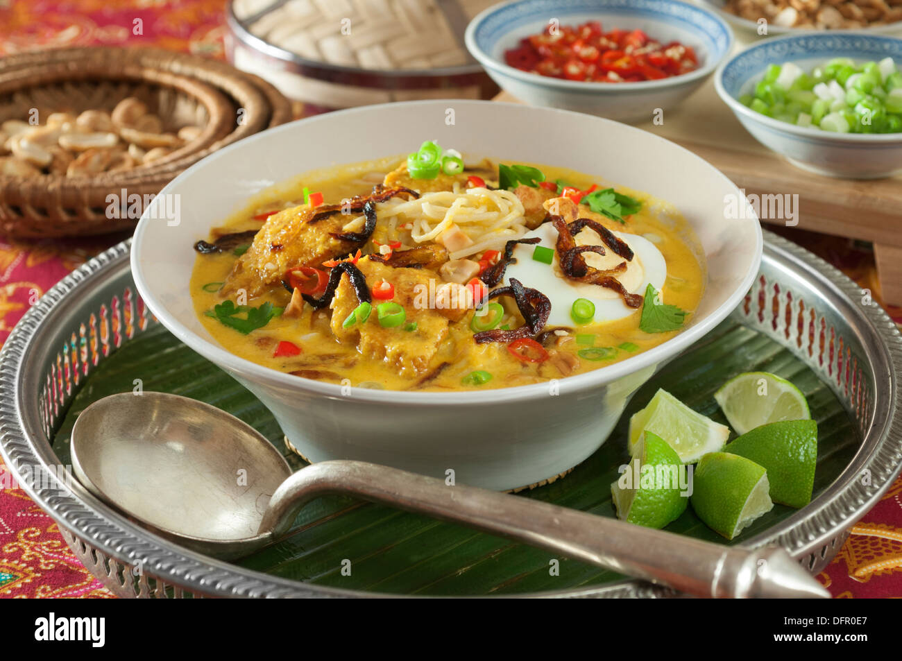 Ohno kaukswe. Birmanos pollo al curry de coco sopa de fideos. Birmania Myanmar Foto de stock