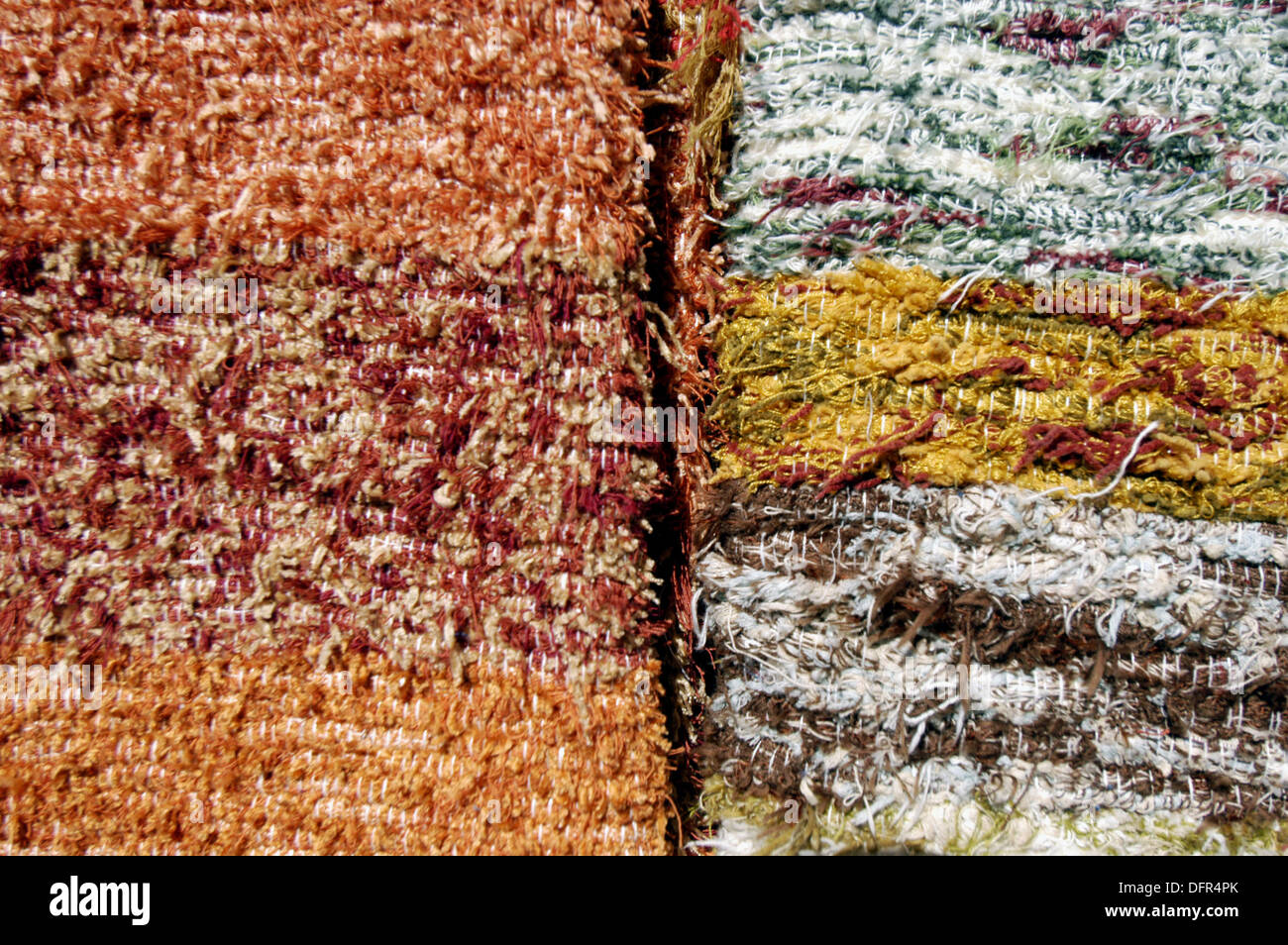 Alfombras tejidas de algodón llamadas Jarapas o Harapas, a la venta fuera  de la tienda en el pueblo de Nijar, Almería, España Fotografía de stock -  Alamy