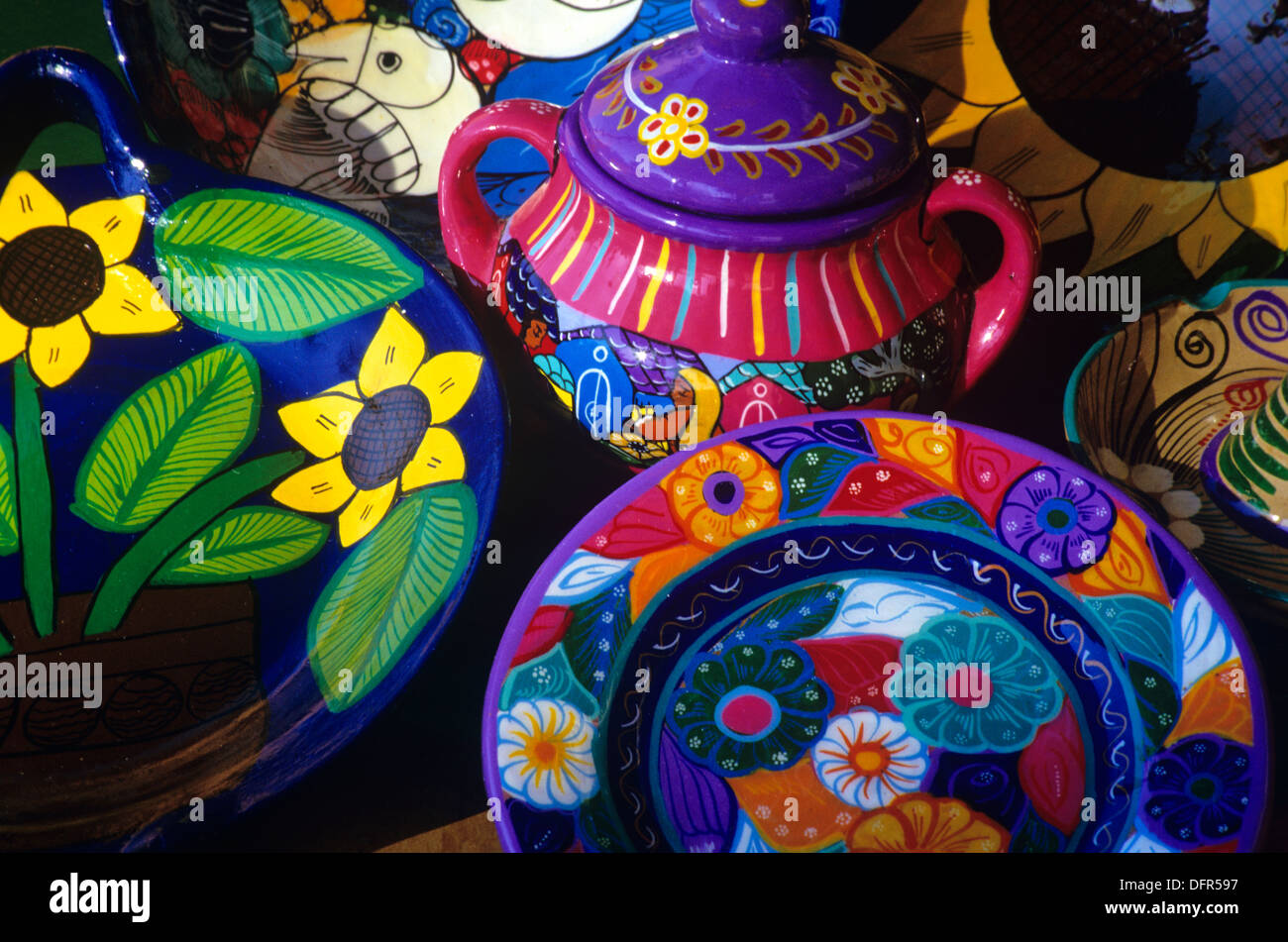 Coloridas cerámicas pintadas a mano son una de las mejores compras de artesanías en México, Zihuatanejo, Guerrero, México Fotografía de stock - Alamy Coloridas cerámicas pintadas a mano son una de las mejores compras de artesanías en México, Zihuatanejo, Guerrero, México Fotografía de stock - Alamy