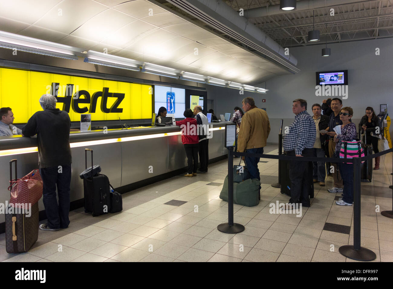 Alquiler de coches Hertz contador, el aeropuerto JFK, Nueva York, EE.UU