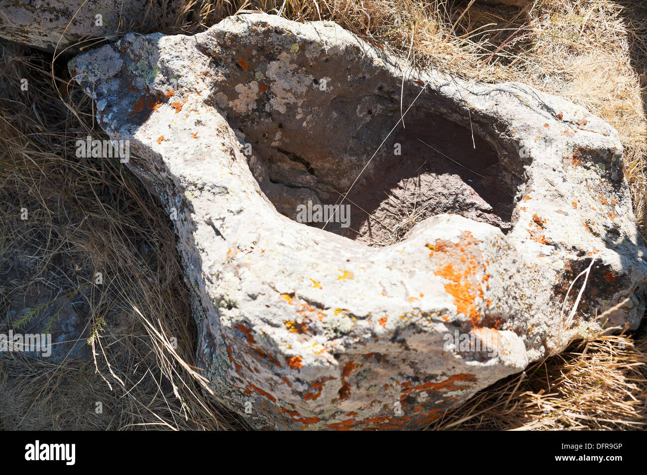 La piedra tallada en Zorats Karer (Carahunge) - pre-historia monumento megalítico en Armenia Foto de stock