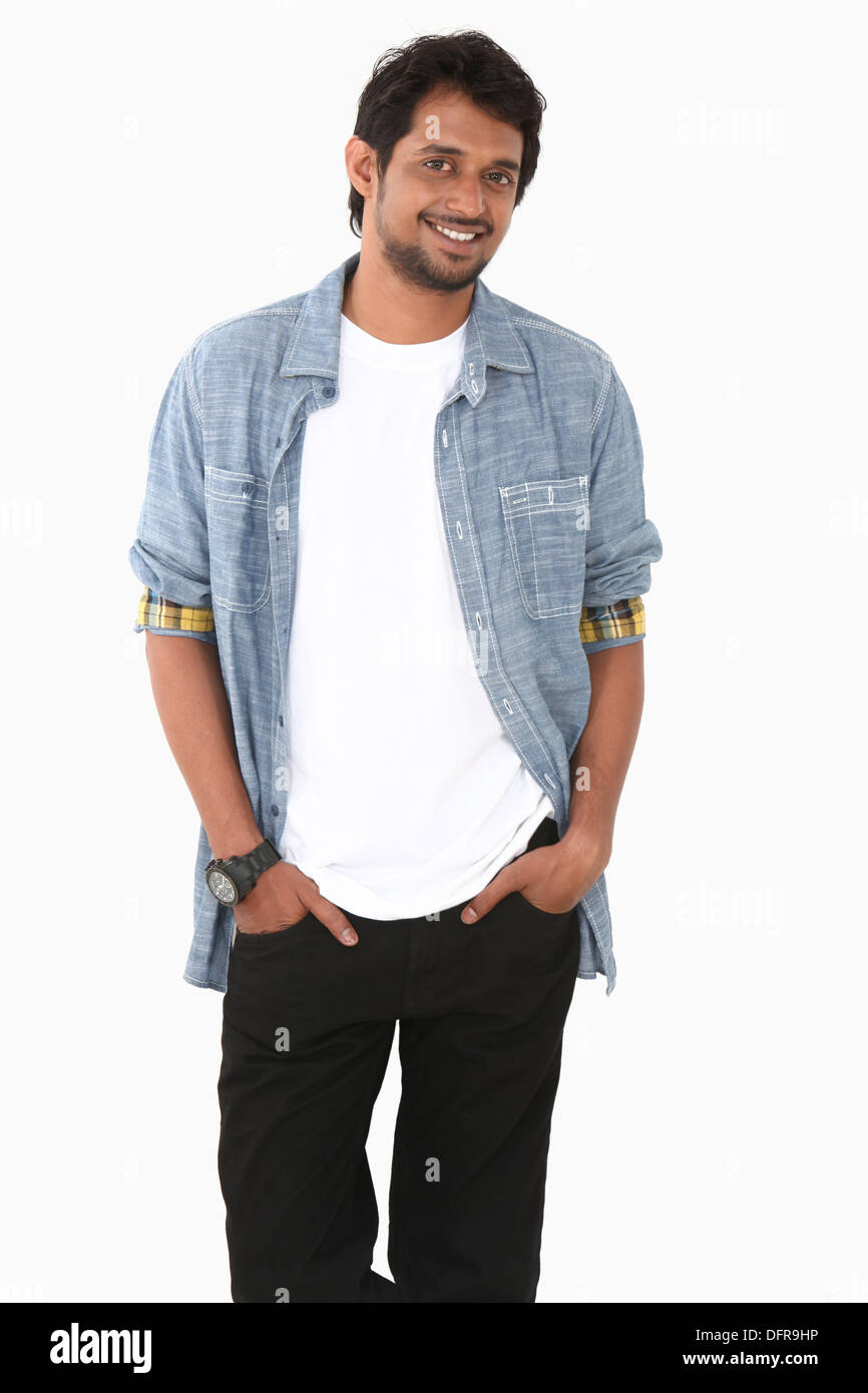 Vestimenta casual hombre joven sale