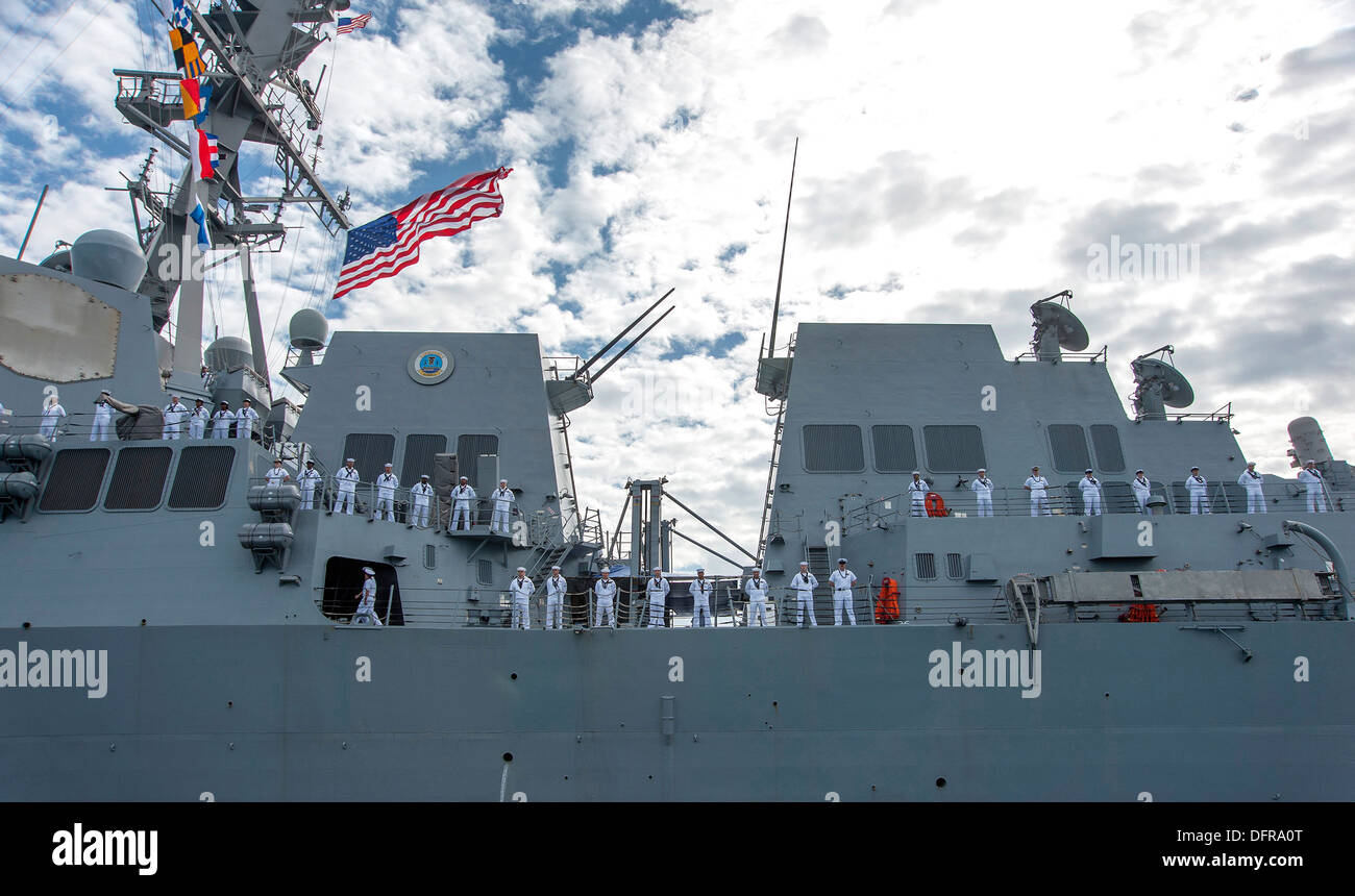 Los marineros a bordo de la clase Arleigh Burke de misiles guiados destructor USS Chung-Hoon (DDG 93) hombre los raíles como el barco regresa a su puerto de base común Pearl Harbor-Hickam después de un despliegue en el Pacífico occidental. Comandada por el Comodoro. Justin Orlich, el s Foto de stock