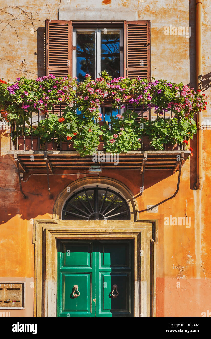 Balcón típico de una casa en el centro histórico de Roma, Via del Mascherone, esquina de Via Giulia, Lacio, Italia, Europa Foto de stock