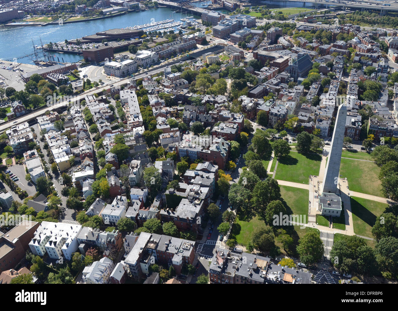 Una foto aérea de la Bunker hill Monument, USS Constitution y el Charlestown Navy Yard. El Bunker hill Monument, la Constitución y el patio están cerrados al público como resultado del cierre del gobierno, que entró en vigor el 1 de octubre. Foto de stock