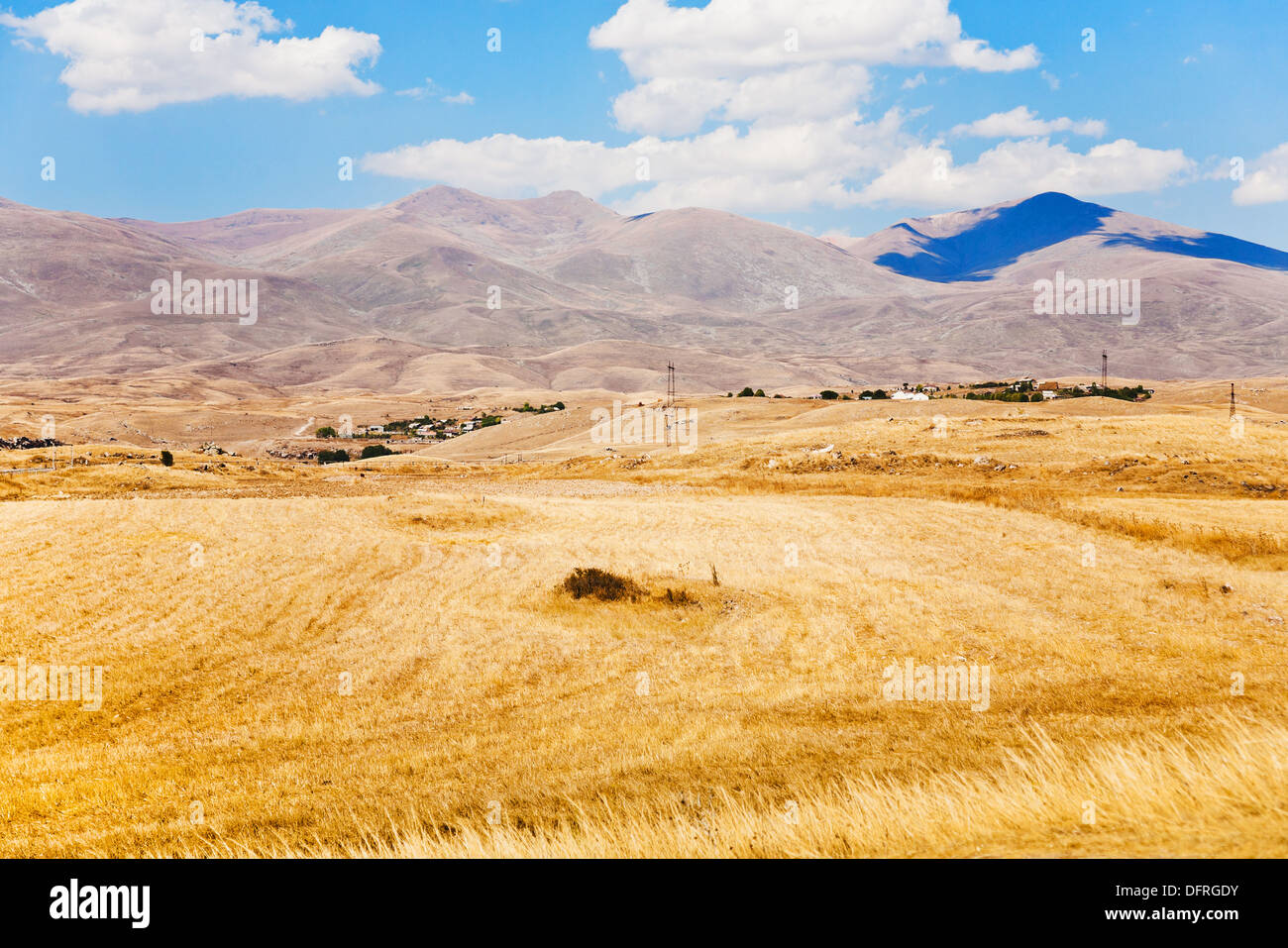 Vista de Sisian mountail meseta cerca de la ciudad de Armenia en día de otoño Foto de stock