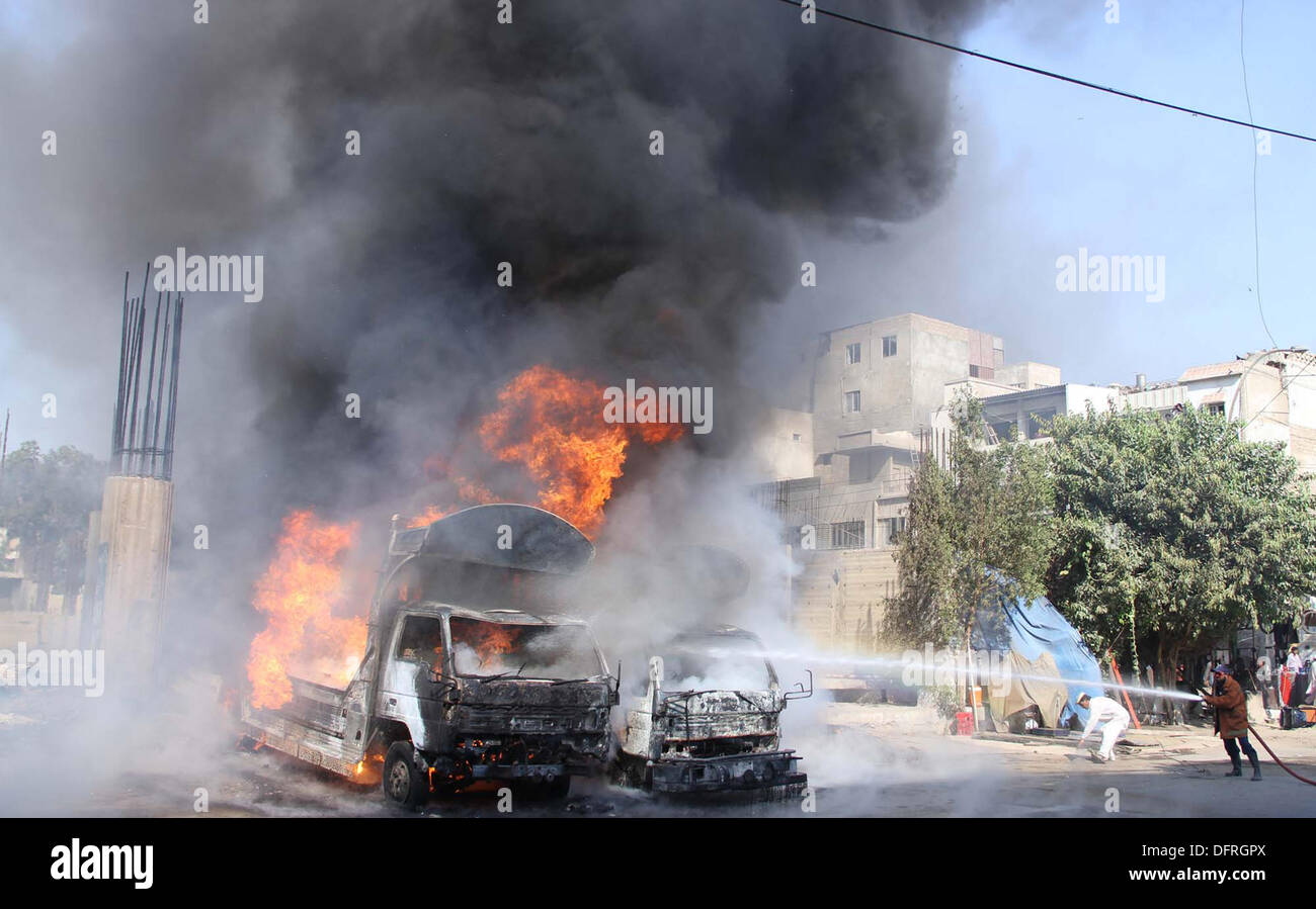 Vista de camión ardiendo que se incendió debido a una razón desconocida, en la zona de la carretera de Tariq de Karachi el martes, 08 de octubre de 2013 Foto de stock