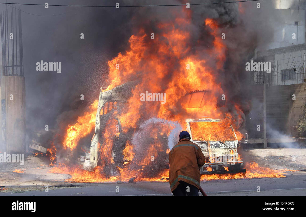 Vista de camión ardiendo que se incendió debido a una razón desconocida, en la zona de la carretera de Tariq de Karachi el martes, 08 de octubre de 2013. Foto de stock