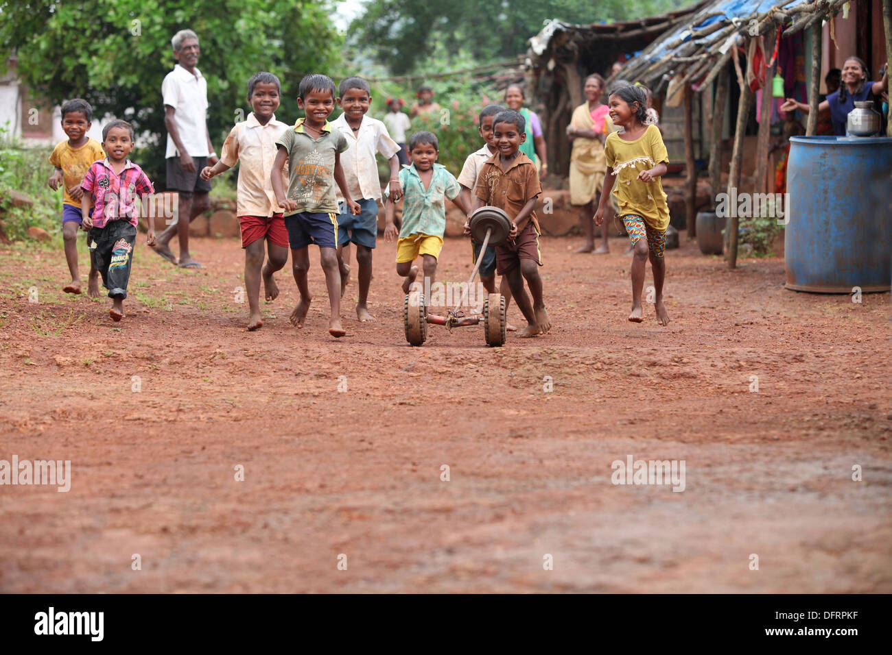 Tribal Katkari niños jugando en la calle, Karambali village, Maharashtra, India. Foto de stock