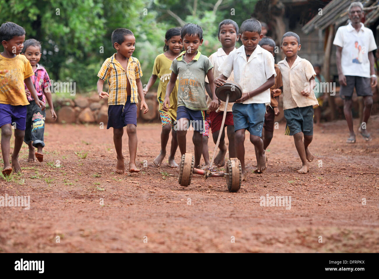 Tribal Katkari niños jugando en la calle, Karambali village, Maharashtra, India. Foto de stock