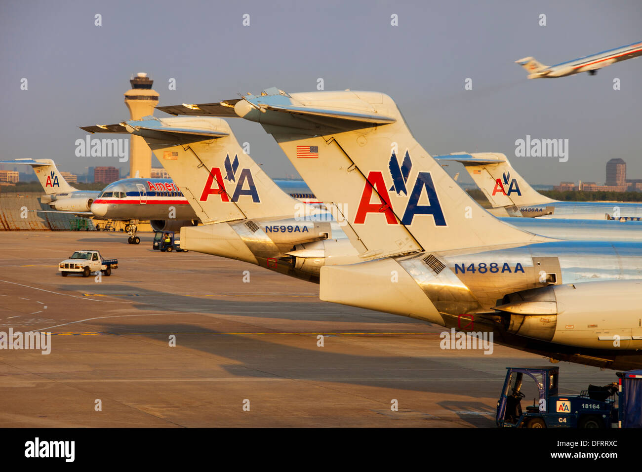 Los aviones de American Airlines en el Aeropuerto de Dallas Fort Worth, Dallas, Texas, EE.UU. Foto de stock
