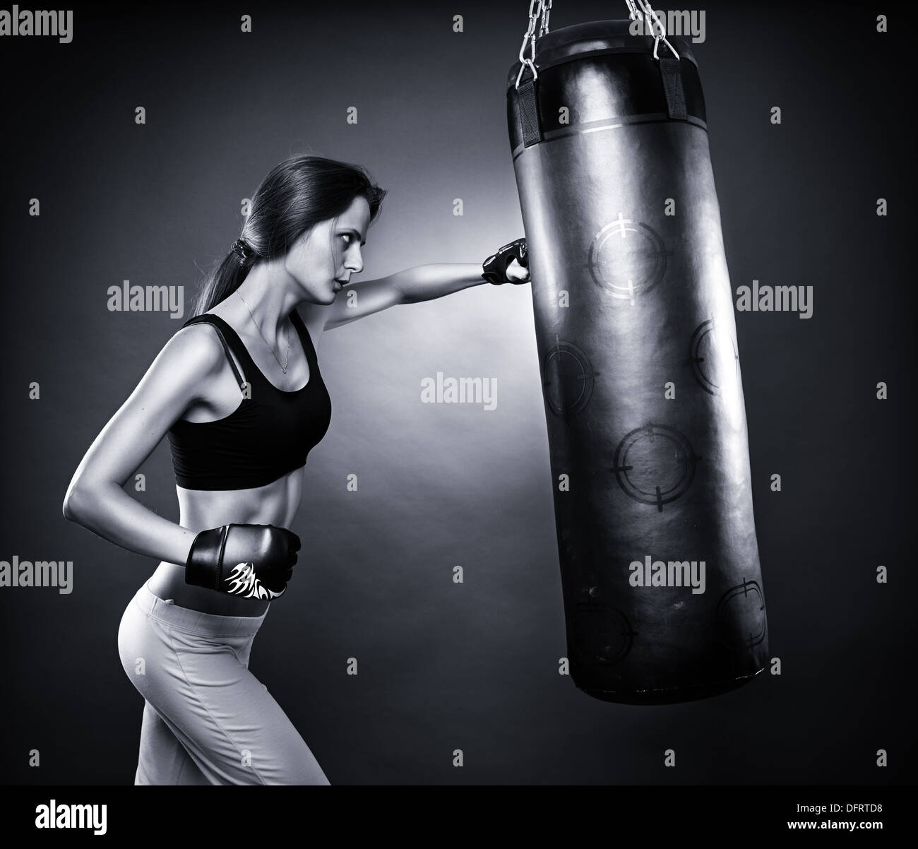 Una Mujer Boxeadora Con Un Chándal Rojo Golpea Un Saco De Boxeo. Fotos,  retratos, imágenes y fotografía de archivo libres de derecho. Image  200247997