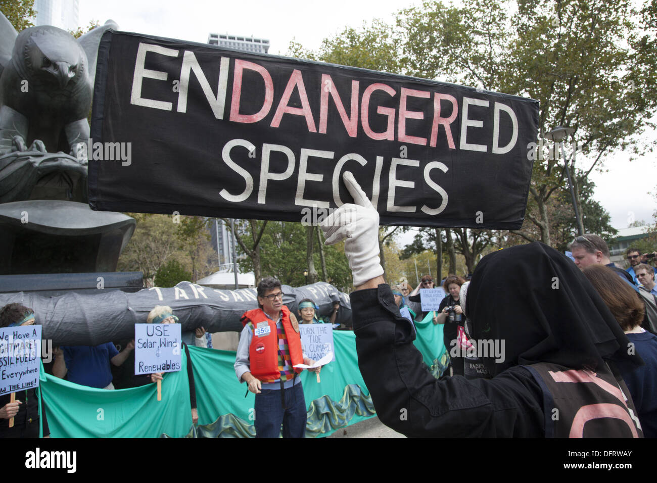 Los activistas ambientales rally en NYC contra el oleoducto Keystone XL así como fracking hidráulico en el Estado de Nueva York. Foto de stock