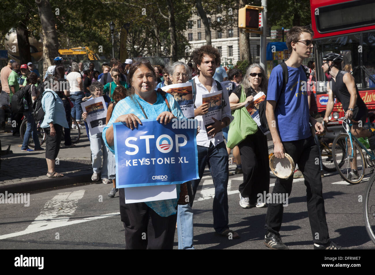 Los activistas ambientales rally en NYC contra el oleoducto Keystone XL así como fracking hidráulico en el Estado de Nueva York. Foto de stock