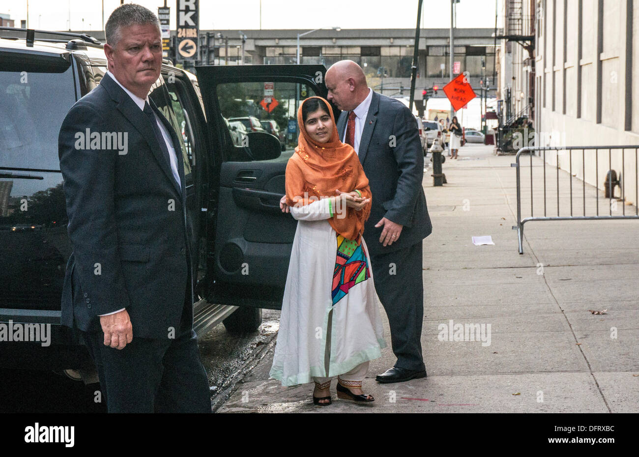 Nueva York, Estados Unidos. 08 Oct, 2013. Yousafzai Malala schoolgirl educación activista pakistaní pausas para firmar copias de su libro "Yo soy Malala: La muchacha que se levantó para educación y fue abatido por los talibanes", como ella llega por aparición en el Daily Show con Jon Stewart. La Ciudad de Nueva York, el martes, 8 de octubre de 2013, EE.UU.. Crédito: Dorothy Alexander/Alamy Live News Foto de stock