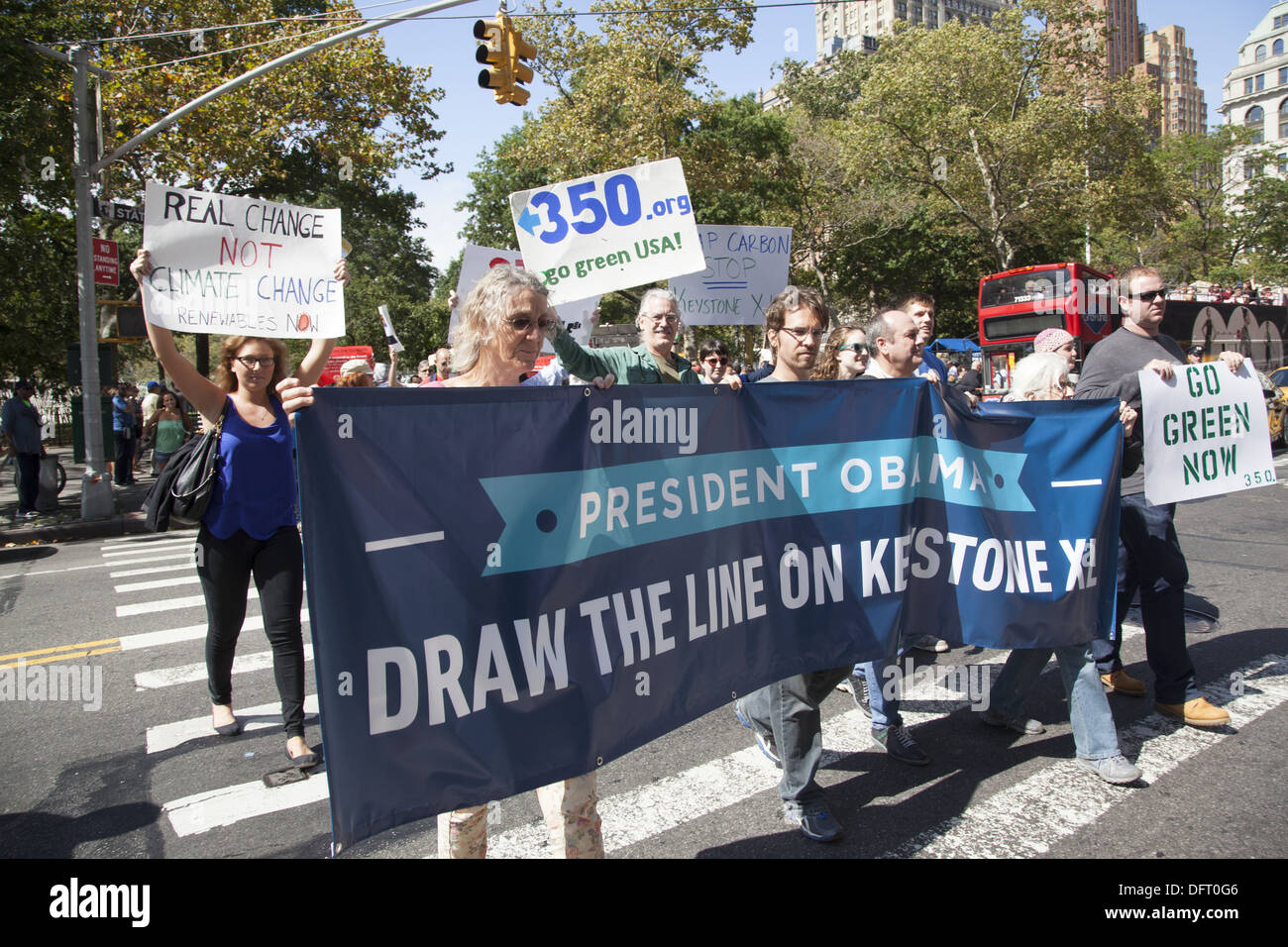 Los activistas ambientales manifestación contra el oleoducto Keystone XL & la fractura hidráulica, FRACKING, en el estado de NY en Manhattan, Ciudad de Nueva York. Foto de stock