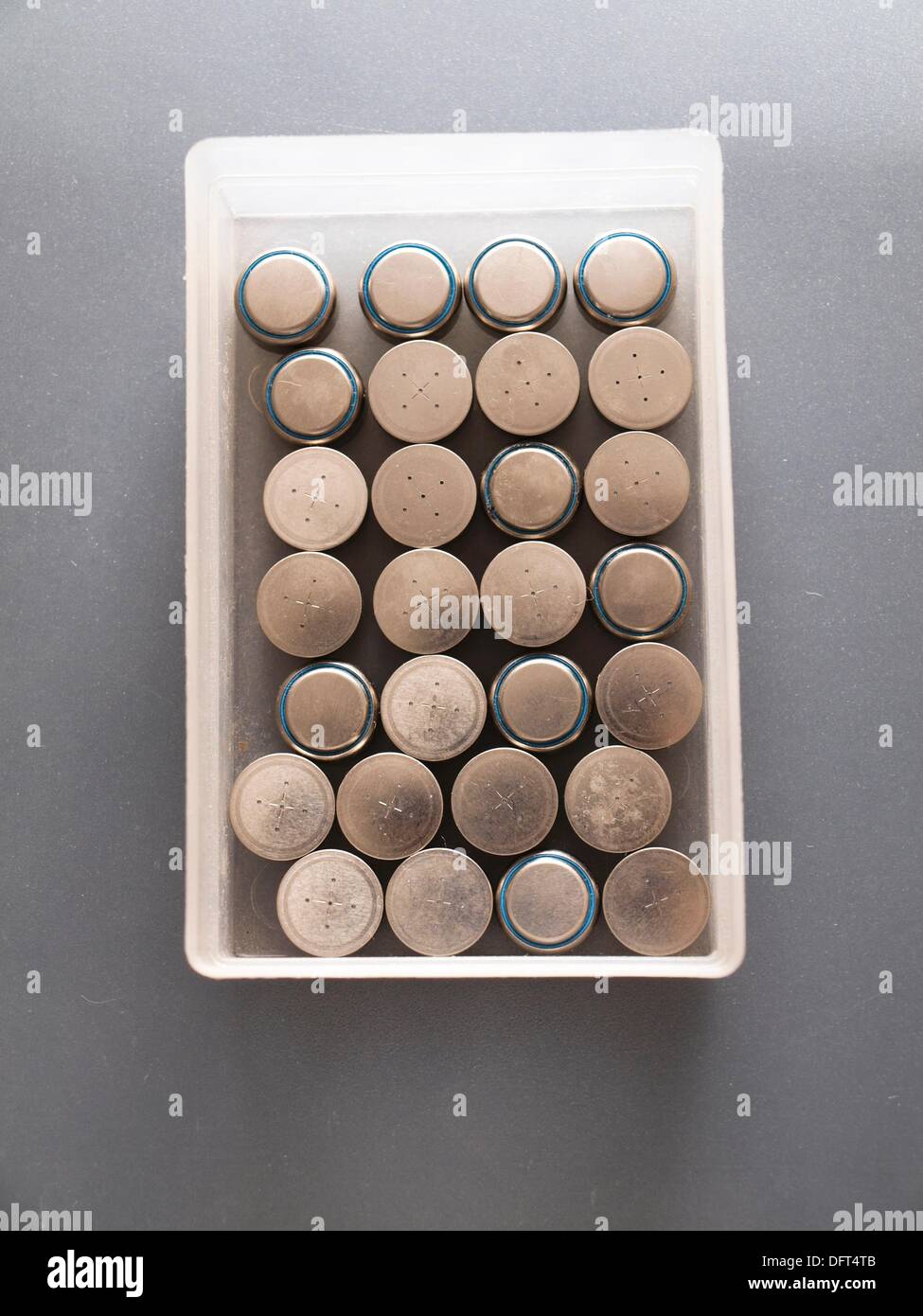 Las pilas de botón en un cuadro blanco para el reciclaje Fotografía de  stock - Alamy