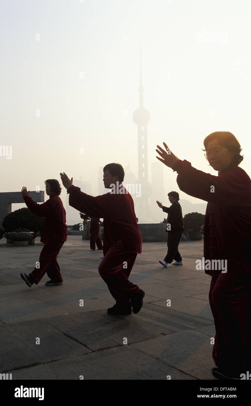 Temprano en la mañana ejercicios de tai chi en el Bund, Shanghai, China Foto de stock