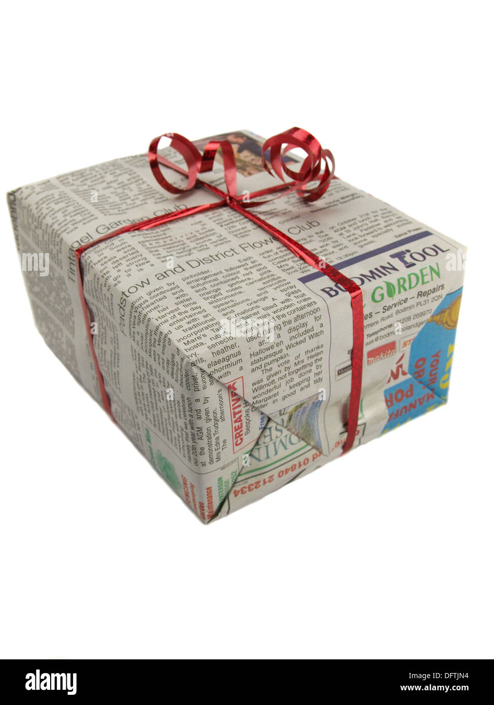 Regalo de navidad envuelto en periódico local gratis para ahorrar dinero,  REINO UNIDO Fotografía de stock - Alamy